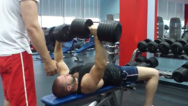 Benching 45 kg (100 lb) dumbbells x 10 reps смотреть онлайн