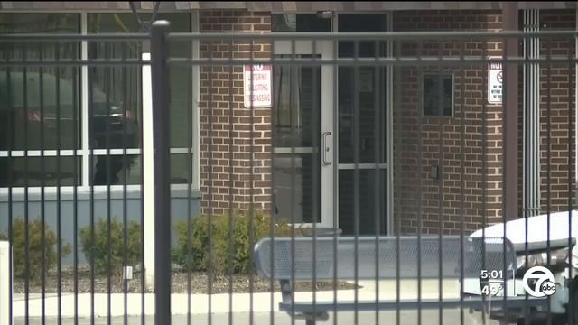 Father of three killed after he told another man not to spit in his kitchen sink смотреть онлайн