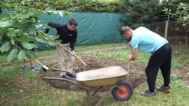 Копаем пруд для рыбы на даче с сыновьями #1 смотреть онлайн