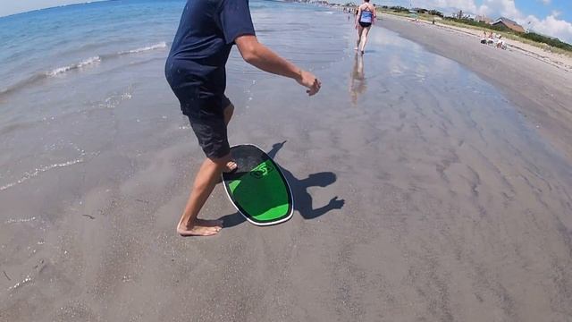 How To Skimboard - Wave Riding & Flatland (Beginner Tutorial) смотреть онлайн