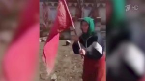 Военнослужащие ВСУ поглумились над стариками, которые вышли навстречу к ним с красным флагом