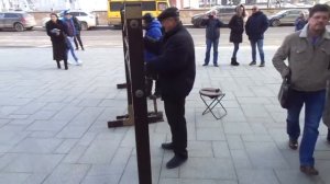 На медных пластинах колокольный звон.