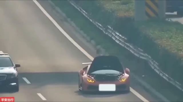 Lamborghini Huracan smashed by Geely SUV in fast lane on highway after beraking down смотреть онлайн