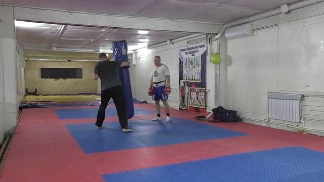 Тренировка в спортзале - наработка серий ударов на груше - Ударная техника - Заход 013 смотреть онлайн