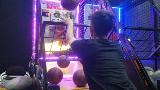 Playing The CHEAPEST & PROFESSIONAL Basketball Arcade in Hong Kong 復古級籃球機 смотреть онлайн