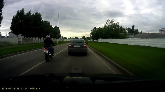 Агрессивный мотоциклист =)))