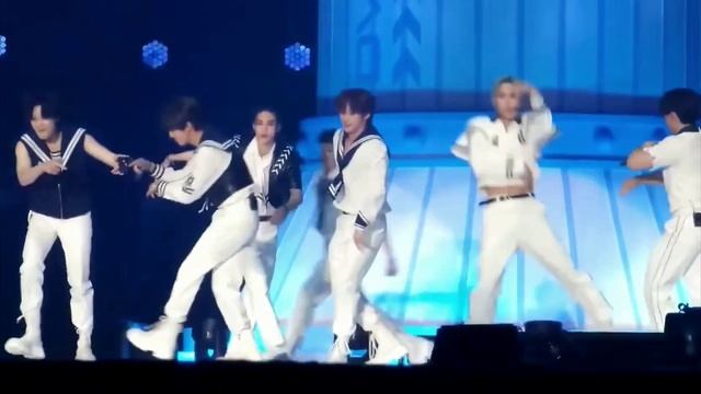 Stray Kids "ITEM" [MIRRORED] Performance смотреть онлайн