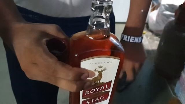 तो ऐसे होती है दारू में मिलावट смотреть онлайн