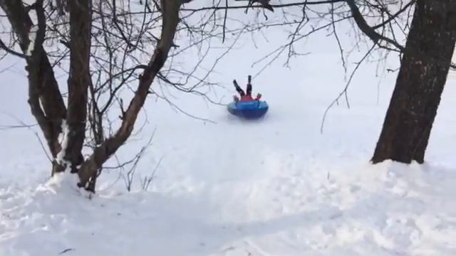 Вероника катается на ватрушке смотреть онлайн