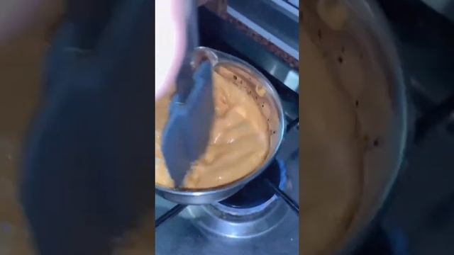 На 100 грамм сахара - 1/4 чайной ложки соды и сахарные соты готовы. смотреть онлайн