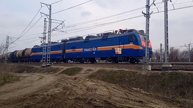 2ЭС5к-558 Трансойл с грузовым поездом следует в сторону парка К. Тихорецк. смотреть онлайн