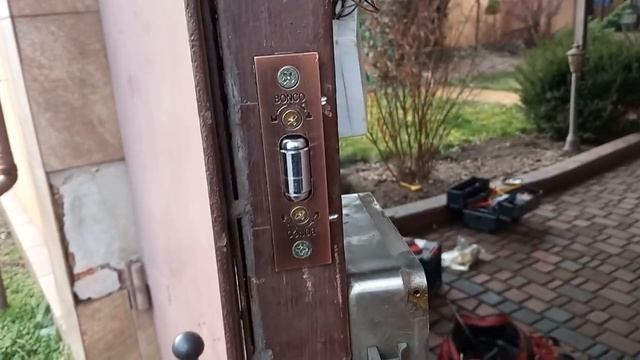Некорректная работа электромеханического замка из-за неровной калитки. Исправлено! смотреть онлайн