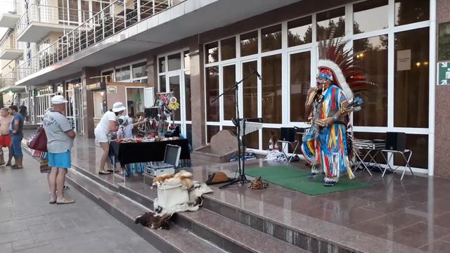 Играющий индеец. 16 августа 2017 Анапа, Витязево