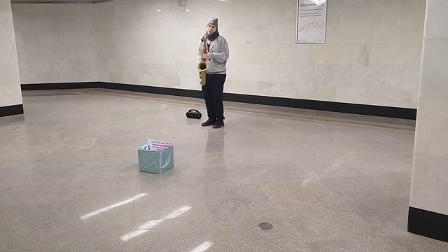 Хороший музыкант Саксофонист в московском метро смотреть онлайн