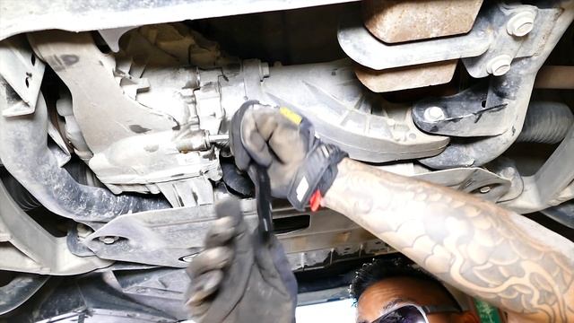 Front Diff Fluid Change on a Jeep Grand Cherokee SRT WK2 смотреть онлайн