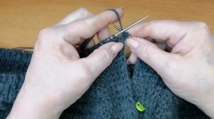 Самое легкое эластичное закрытие петель резинки 1*1 спицами с накидом. Похоже на фабричное.