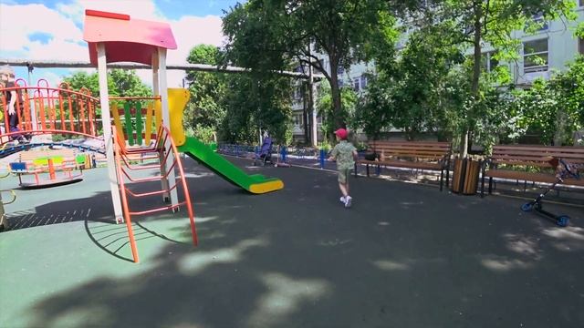 Новые детские игровые площадки во дворах . смотреть онлайн