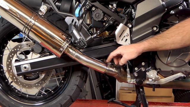 2019 Suzuki V-Strom 650XT Gets a Delkevic Muffler Installed смотреть онлайн