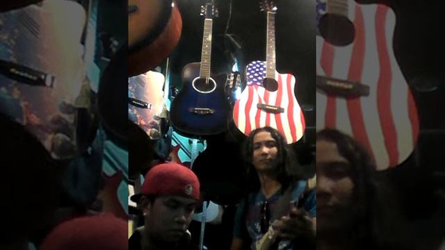 BALCK AND WHITE 1905 PIECE LIVE IN HENRY MUSIC STORE смотреть онлайн