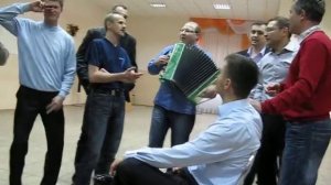 А молодого комбайнера несли с пробитой головой.avi