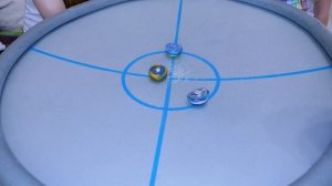 МАЛЬЧИКИ ПРОТИВ ДЕВОЧЕК СИНИМИ Волчками На Большой Арене БейБлэйд Семейный Чемпионат BeyBlade Burst