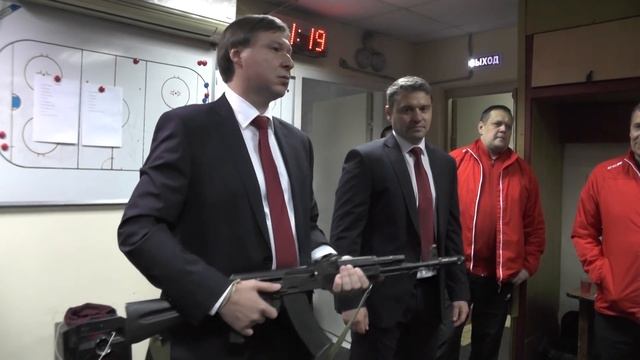 Автомат Калашникова в раздевалке Ижстали смотреть онлайн