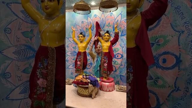 Зарисовки утреннего служения Шри Шри Нитай Гаурасундаре смотреть онлайн