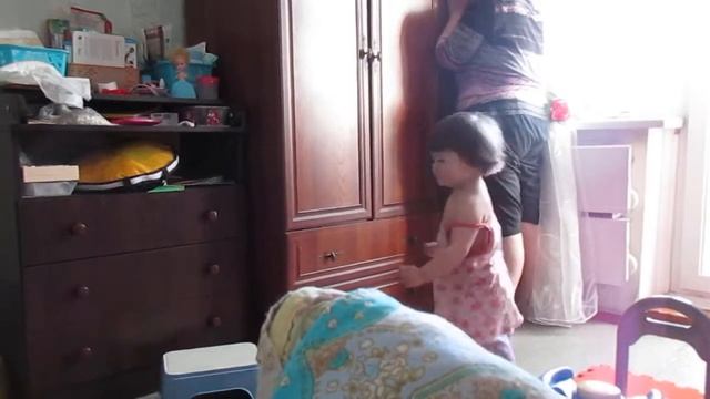 Игра в прятки с ребенком (1 год 8 месяцев) смотреть онлайн