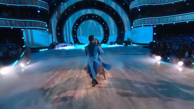 Alexis Ren and Alan's Foxtrot (Week 05) - Dancing with the Stars Season 27! смотреть онлайн