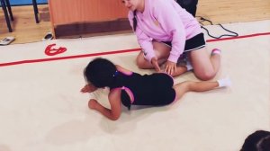 Растяжка передней поверхности бедра в художественной гимнастике 00 2032