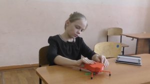 Бочкарева Ира проводит презентацию робота-жука