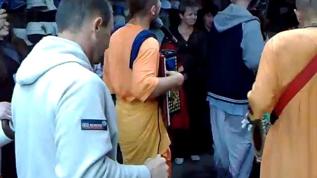 Кришнаиты "отжигают", поют и танцуют. смотреть онлайн