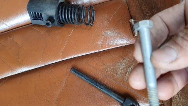 Педаль сцепления западает, не откидывается до конца Туарег/Clutch pedal repair Touareg смотреть онлайн