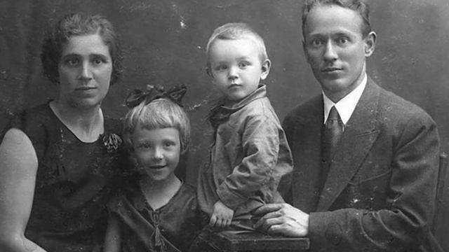 Улицы героев. Сквер Ольги Берггольц смотреть онлайн