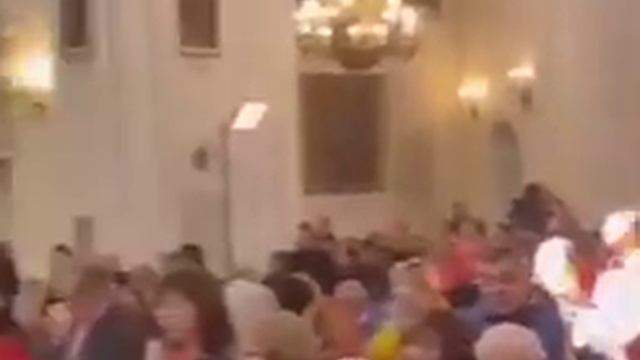 В Варшаве ксёндз во время пасхальной мессы достал колонку, чтобы спеть"Ой, у лузі червона калина"В смотреть онлайн