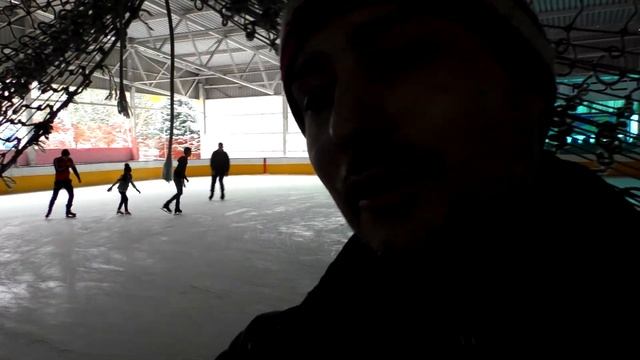 Первый раз НА КОНЬКАХ Учимся кататься на коньках First time ON SKATES Learn to skate смотреть онлайн