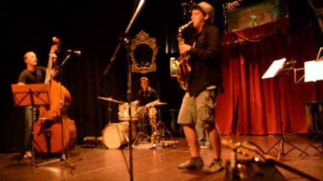 ADRIÀ SAXO смотреть онлайн