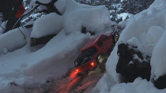 Веселые снежные приключения на радиоуправляемых внедорожниках смотреть онлайн