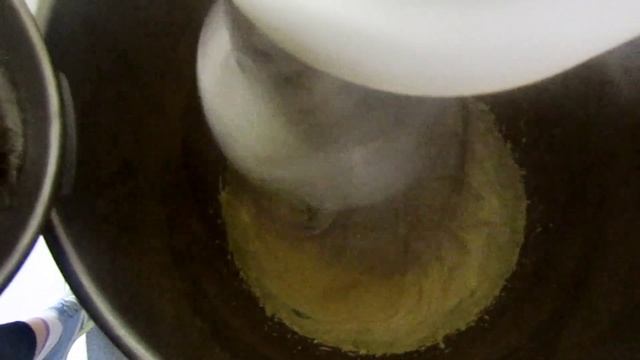 Технология приготовления масляного крема с желтками.Масляный крем с сахарным сиропом. смотреть онлайн