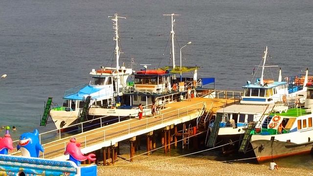 ?⚓?Прогулочные катера укрылись от шторма в Пицундской бухте.?⚓? смотреть онлайн