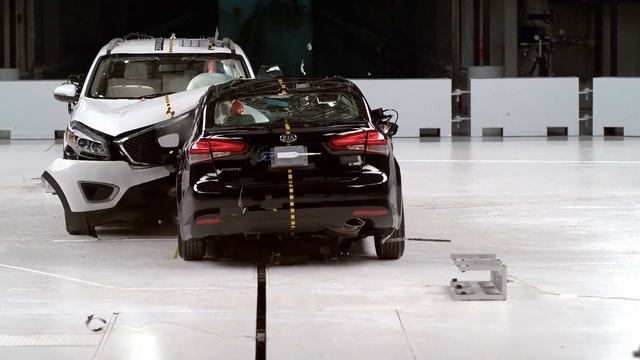 2016 Kia Sorento into 2018 Kia Forte 40 mph IIHS crash test смотреть онлайн