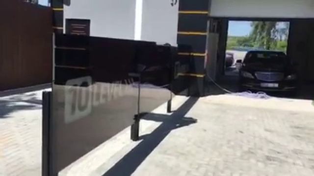 Ограждение - указатель из закаленного стекла. Декорирование - пескоструй + пленка