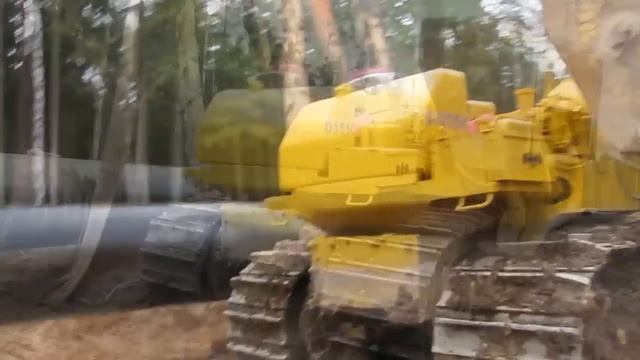 Трубоукладчик Komatsu D355C в работе смотреть онлайн