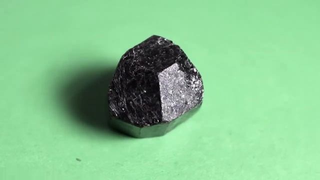 Шерл черный турмалин, срез минерала, 356ФГШ смотреть онлайн