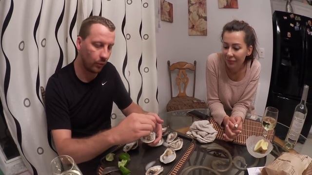 (1403) УСТРИЦЫ!!!! ИХ ЕШЬ, А ОНИ ПИЩАТ ..... ВОВА ПОКАЗЫВАЕТ МАСТЕР КЛАСС!!! . смотреть онлайн