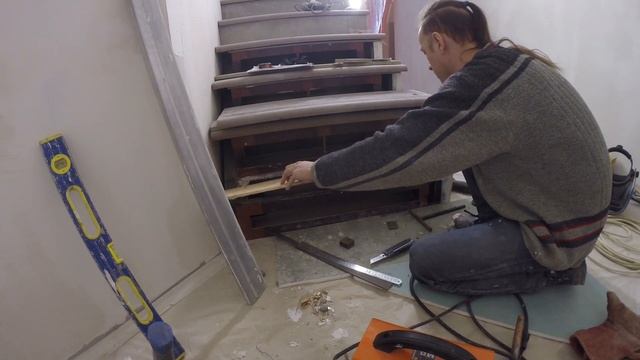 Лестница на металлокаркасе. МЕГАстройка: №16. Монтаж бетонных проступей и ЦСП подступенков. смотреть онлайн