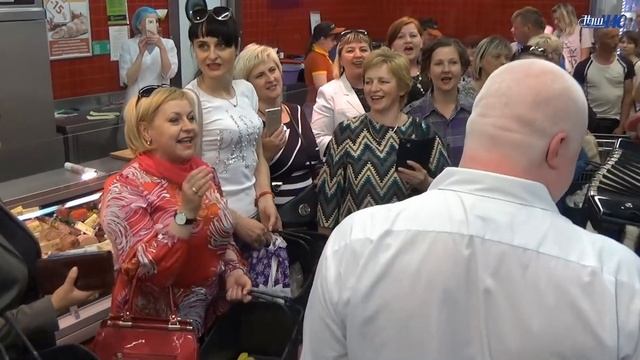 Необычный песенный флэшмоб в магазине "Евроопт" смотреть онлайн