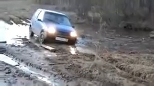 Машина ОКА едет в грязи по пояс русские малолитражки