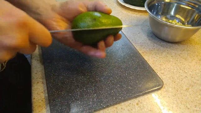 Салат с авокадо, форелью и мидиями. смотреть онлайн