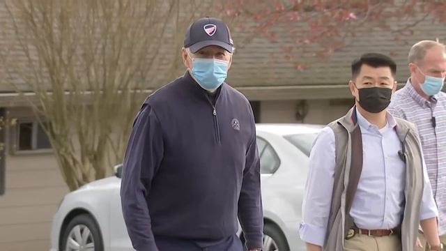 Biden goes golfing in Delaware смотреть онлайн